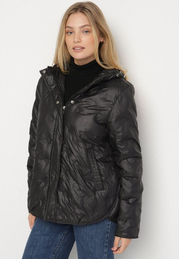 Born2be - Czarna Pikowana Kurtka Przejściowa z Kapturem Arivitte. Okazja: na co dzień. Typ kołnierza: kaptur. Kolekcja: plus size. Kolor: czarny. Materiał: jeans. Styl: casual, elegancki