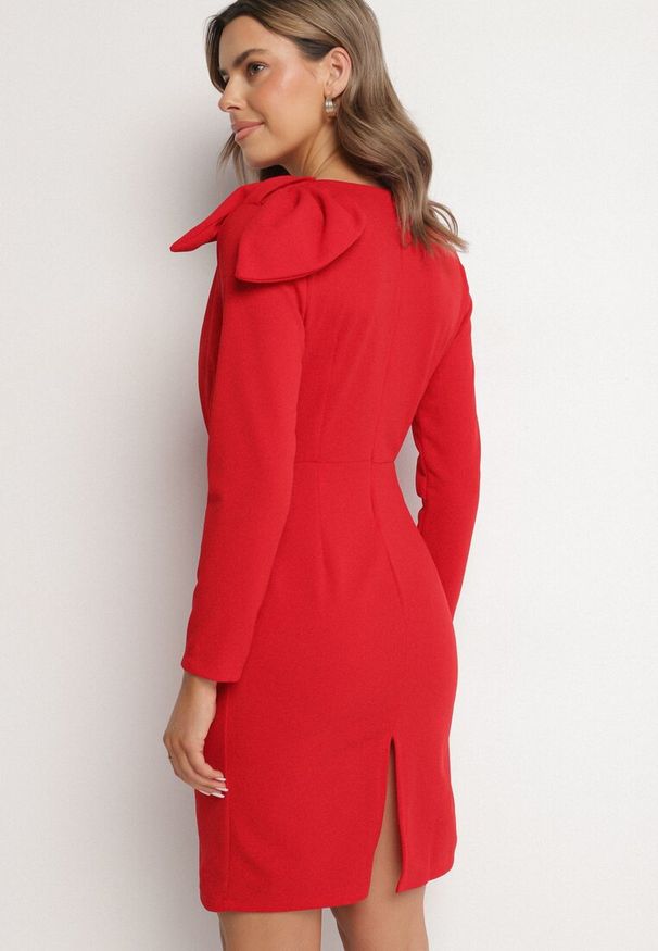 Born2be - Czerwona Dopasowana Sukienka Koktajlowa Ozdobiona Kokardą i Rozcięciem na Linnaea. Okazja: na co dzień. Typ kołnierza: kokarda. Kolor: czerwony. Wzór: aplikacja. Typ sukienki: dopasowane. Styl: wizytowy