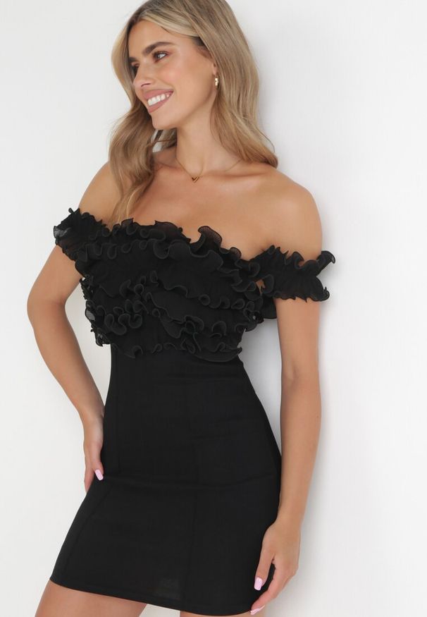 Born2be - Czarna Dopasowana Sukienka Mini z Falbanką Udirda. Kolor: czarny. Długość rękawa: na ramiączkach. Długość: mini