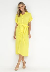 Born2be - Żółta Koszulowa Sukienka Midi z Gumką w Talii i Materiałowym Paskiem z Wiskozy Skeisa. Kolor: żółty. Materiał: materiał, wiskoza. Typ sukienki: koszulowe. Długość: midi #1