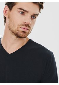 Pako Lorente - PAKO LORENTE – Granatowy gładki t-shirt v-neck. Kolor: niebieski. Materiał: bawełna, elastan. Wzór: gładki #3