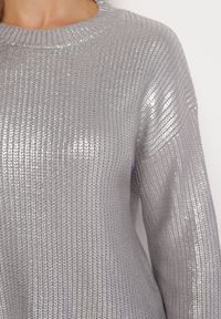 Born2be - Srebrny Połyskujący Sweter Zerinna. Kolor: srebrny. Materiał: dzianina. Długość rękawa: długi rękaw. Długość: długie