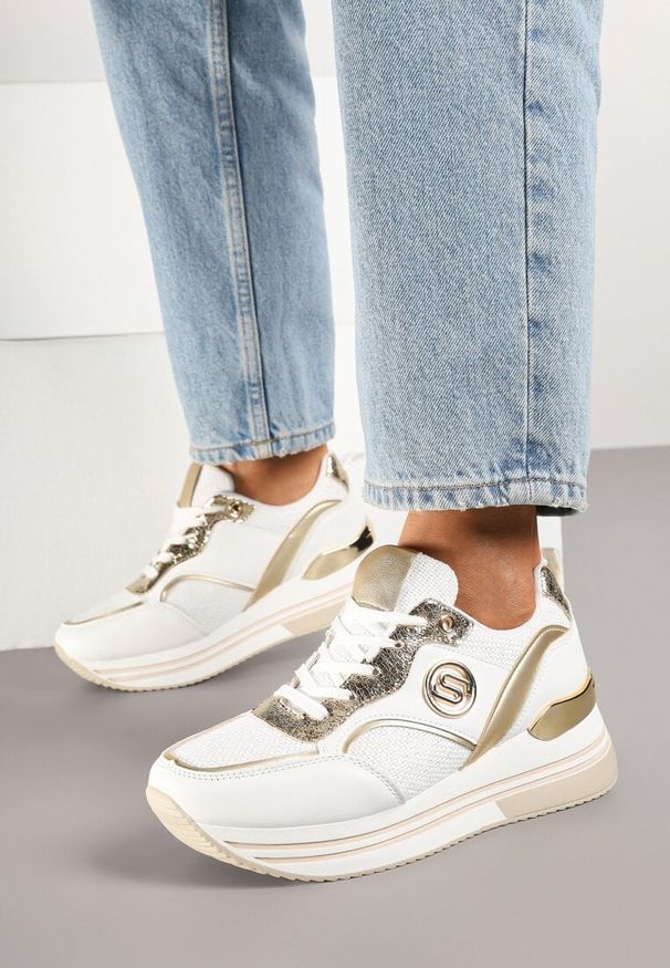 Born2be - Biało-Złote Sneakersy na Grubej Podeszwie z Metalicznymi Wstawkami Gonnith. Okazja: na co dzień, na spacer. Kolor: biały. Materiał: jeans. Sezon: jesień, wiosna. Sport: turystyka piesza