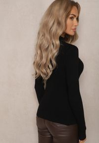 Renee - Czarny Dopasowany Sweter z Ozdobnie Wyciętym Dekoltem z Cyrkoniami Clarissina. Okazja: na co dzień. Kolor: czarny. Materiał: jeans. Długość rękawa: długi rękaw. Długość: długie. Wzór: aplikacja. Styl: elegancki, casual #4
