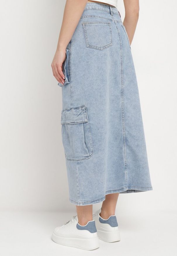Born2be - Niebieska Jeansowa Spódnica z Wieloma Kieszeniami Zapinana na Suwak z Rozcięciem Viviancella. Okazja: na co dzień. Kolor: niebieski. Materiał: jeans. Styl: elegancki, casual