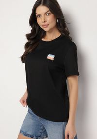 Born2be - Czarny T-shirt z Małym Nadrukiem Tenalera. Okazja: na co dzień. Kolor: czarny. Wzór: nadruk. Styl: klasyczny, casual, elegancki