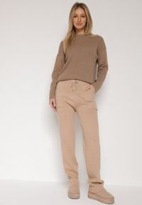 Born2be - Ciemnobeżowe Sweterkowe Spodnie z Wełną z Ozdobnymi Kieszeniami Monilana. Okazja: na co dzień. Kolor: beżowy. Materiał: wełna. Styl: casual #4
