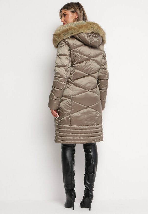 Born2be - Ciemnobeżowa Kurtka Pikowana z Kapturem i Futerkiem Daethes. Typ kołnierza: kaptur. Kolor: beżowy. Materiał: futro. Wzór: aplikacja