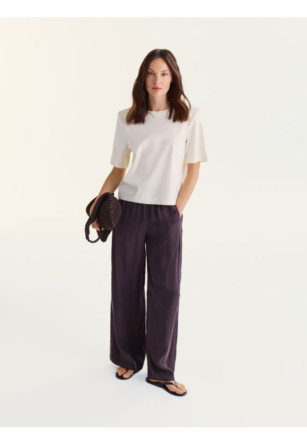 Reserved - T-shirt boxy z domieszką jedwabiu - złamana biel. Materiał: jedwab. Długość: krótkie