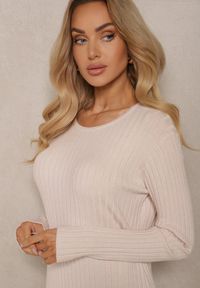 Renee - Jasnobeżowa Sweterkowa Sukienka z Wiskozą i Wycięciami po Bokach Resila. Okazja: na co dzień. Kolor: beżowy. Materiał: wiskoza. Długość rękawa: długi rękaw. Typ sukienki: proste, dopasowane. Styl: elegancki, casual