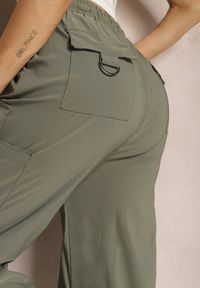 Renee - Ciemnozielone Szerokie Spodnie High Waist w Stylu Bojówek Wykończone Gumką w Talii Ellcara. Okazja: na co dzień. Stan: podwyższony. Kolor: zielony. Materiał: satyna. Wzór: moro. Styl: elegancki, sportowy, militarny, wizytowy, casual #5