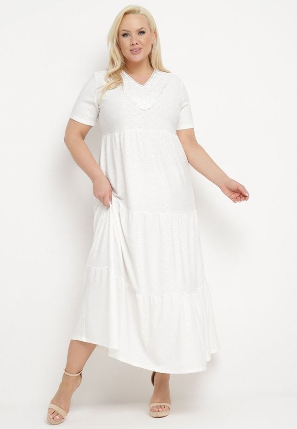 Born2be - Biała Rozkloszowana Sukienka z Krótkim Rękawem i Ozdobnymi Haftami Guletta. Kolekcja: plus size. Kolor: biały. Długość rękawa: krótki rękaw. Wzór: haft. Typ sukienki: dla puszystych