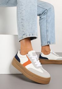 Renee - Biało-Pomarańczowe Sneakersy na Grubej Podeszwie w Stylu Kultowych Tenisówek Hanelith. Okazja: na co dzień. Kolor: biały. Materiał: jeans