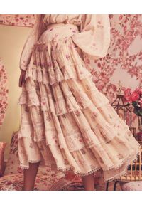 HEMANT & NANDITA - Różowa spódnica z falbanami Kefi. Kolor: różowy, wielokolorowy, fioletowy. Materiał: wiskoza, koronka. Wzór: kwiaty, aplikacja, ażurowy, nadruk. Typ sukienki: rozkloszowane. Długość: maxi