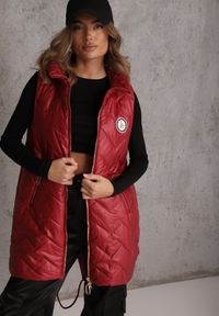 Renee - Czerwona Długa Pikowana Kamizelka z Kapturem i Ozdobną Naszywką Mentape. Typ kołnierza: kaptur. Kolor: czerwony. Długość: długie. Wzór: aplikacja. Styl: sportowy #8