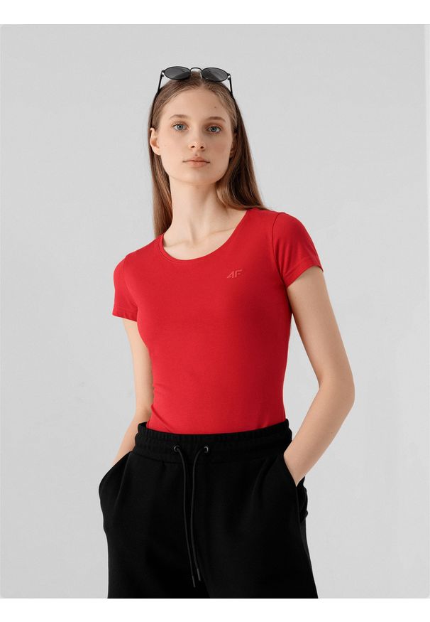 4f - T-shirt slim gładki damski. Okazja: na spacer, na co dzień. Kolor: czerwony. Materiał: bawełna, elastan. Długość rękawa: krótki rękaw. Długość: krótkie. Wzór: gładki. Styl: casual