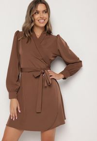 Born2be - Brązowa Kopertowa Sukienka Ozdobiona Paskiem Nalimera. Kolor: brązowy. Wzór: aplikacja. Typ sukienki: kopertowe. Styl: elegancki, klasyczny