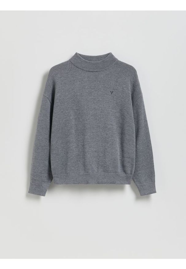 Reserved - Sweter ze stójką - jasnoszary. Typ kołnierza: kołnierzyk stójkowy. Kolor: szary. Materiał: dzianina, wiskoza