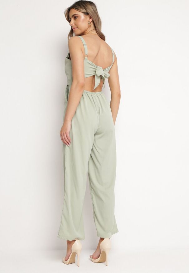 Born2be - Jasnozielony Kombinezon Damyle. Kolor: zielony. Materiał: tkanina. Długość rękawa: na ramiączkach. Długość: długie. Wzór: gładki, jednolity