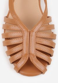 Renee - Brązowe Sandały Peep Toe VICES na Płaskiej Podeszwie z Cienkimi Paseczkami Nadalila. Nosek buta: otwarty. Zapięcie: sprzączka. Kolor: brązowy. Materiał: skóra. Sezon: lato. Obcas: na płaskiej podeszwie. Wysokość obcasa: niski #5