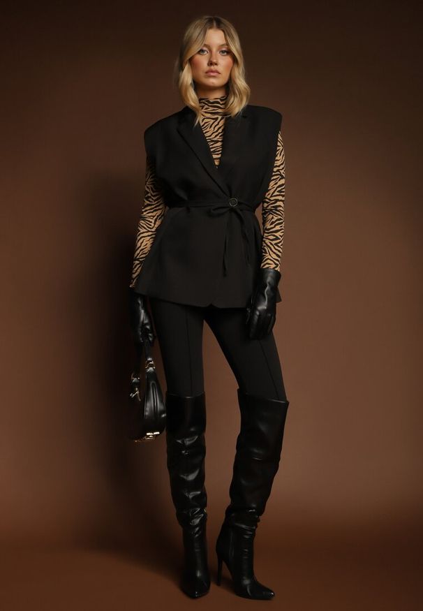 Renee - Czarna Kamizelka Garniturowa z Usztywnianymi Ramionami Ozdobiona Wiązaniem Dannelia. Okazja: na co dzień. Kolor: czarny. Materiał: jeans. Wzór: aplikacja. Styl: klasyczny, casual, elegancki