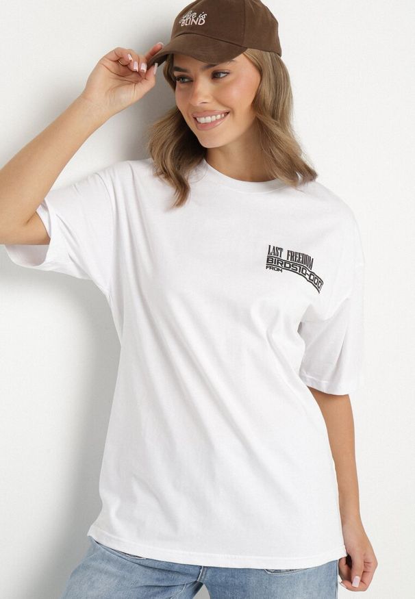 Born2be - Biała Koszulka T-shirt z Ozdobnym Napisem i Nadrukiem na Plecach Ballis. Kolor: biały. Materiał: jeans. Wzór: nadruk, napisy