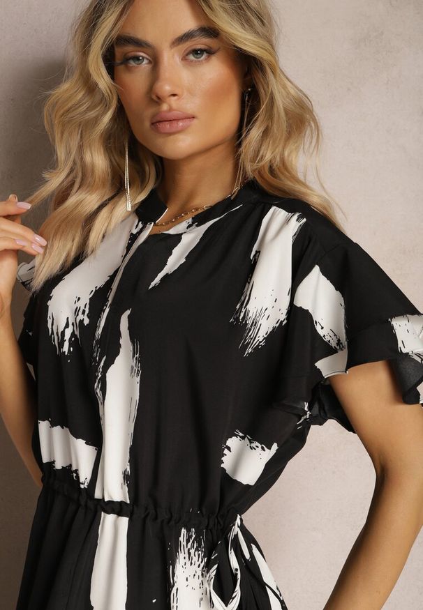 Renee - Czarno-Biała Pudełkowa Sukienka z Ozdobnym Wzorem i Sznurkiem w Talii Sidna. Okazja: na co dzień. Kolor: czarny. Materiał: jeans, tkanina. Typ sukienki: proste. Styl: casual, elegancki
