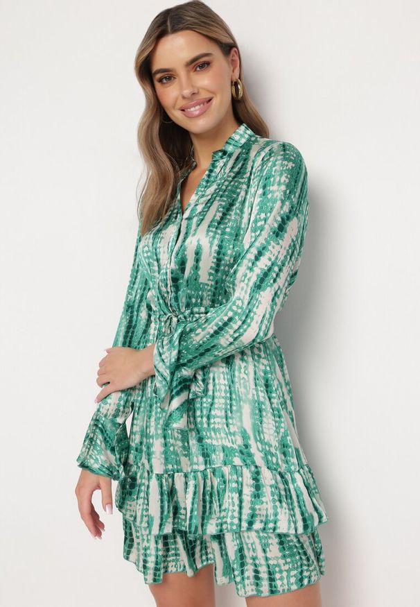 Born2be - Zielona Sukienka Mini Ozdobiona Falbankami i Akwarelowym Wzorem Panava. Typ kołnierza: kołnierz z falbankami. Kolor: zielony. Długość rękawa: długi rękaw. Wzór: aplikacja. Długość: mini