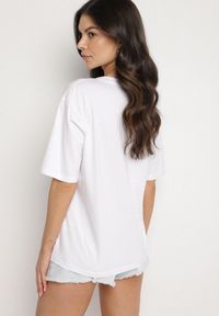 Born2be - Biały Bawełniany T-shirt z Ozdobnym Nadrukiem Delmari. Okazja: na co dzień, na spacer. Kolor: biały. Materiał: bawełna. Wzór: nadruk. Styl: klasyczny, casual #6