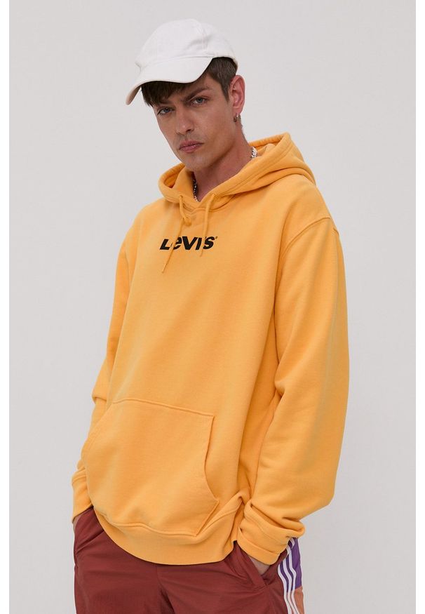 Levi's® - Levi's Bluza bawełniana męska kolor pomarańczowy z kapturem z nadrukiem. Okazja: na spotkanie biznesowe, na co dzień. Typ kołnierza: kaptur. Kolor: pomarańczowy. Materiał: bawełna. Wzór: nadruk. Styl: casual, biznesowy