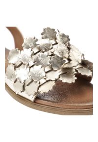 Sandały damskie Armodo, cholewka ze skóry naturalnej licowej z paskiem wokół pięty odkryty przód na płaskiej podeszwie, złote, 40468. Zapięcie: pasek. Kolor: złoty. Materiał: skóra. Obcas: na płaskiej podeszwie #4