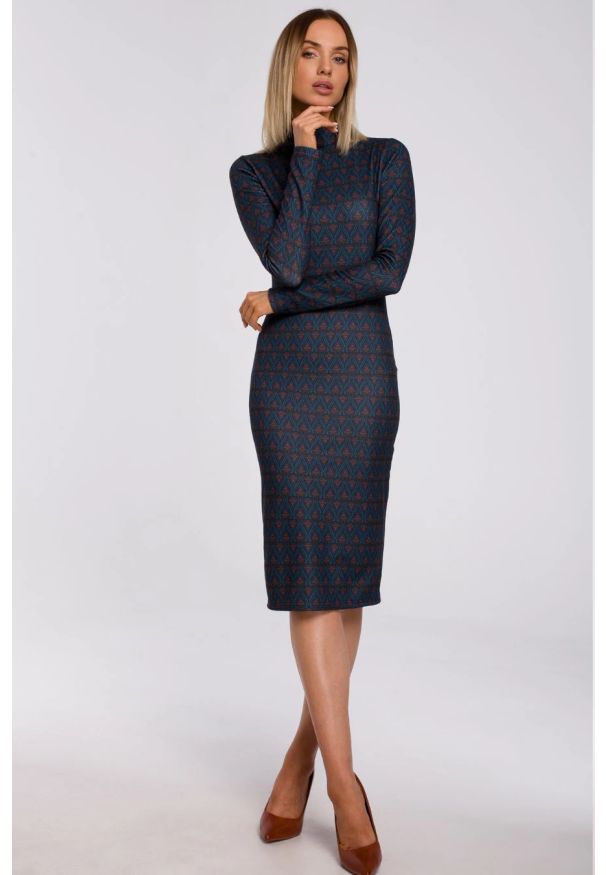 Sukienki.shop - Dzianinowa sukienka midi dopasowana tuba we wzory. Okazja: na co dzień, na spotkanie biznesowe. Typ kołnierza: kołnierzyk stójkowy, golf. Kolor: czerwony. Wzór: nadruk, aplikacja, kwiaty. Typ sukienki: dopasowane, proste. Materiał: dzianina. Długość rękawa: długi rękaw. Styl: casual, elegancki, klasyczny, biznesowy. Długość: midi