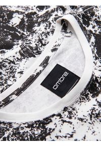 Ombre Clothing - Męska wzorzysta bawełniana koszulka z krótkim rękawem – biało-czarna V2. Okazja: na co dzień. Kolor: biały. Materiał: bawełna. Długość rękawa: krótki rękaw. Długość: krótkie. Wzór: nadruk. Styl: klasyczny, casual #6