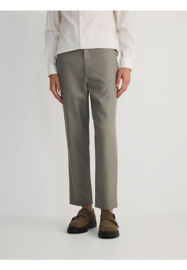 Reserved - Spodnie chino regular z dodatkiem konopi - oliwkowy. Kolor: oliwkowy. Materiał: bawełna, tkanina