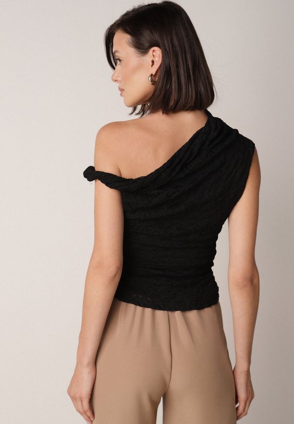 Born2be - Czarna Koronkowa Bluzka o Asymetrycznym Kroju na Jedno Ramię Nerasos. Kolor: czarny. Materiał: koronka