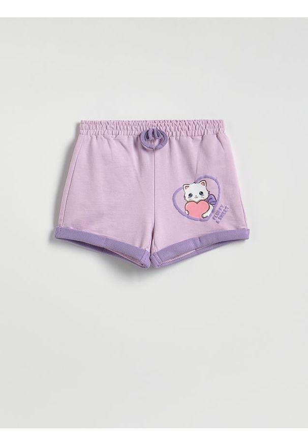 Reserved - Szorty dresowe z nadrukiem - lawendowy. Kolor: fioletowy. Materiał: dresówka. Wzór: nadruk