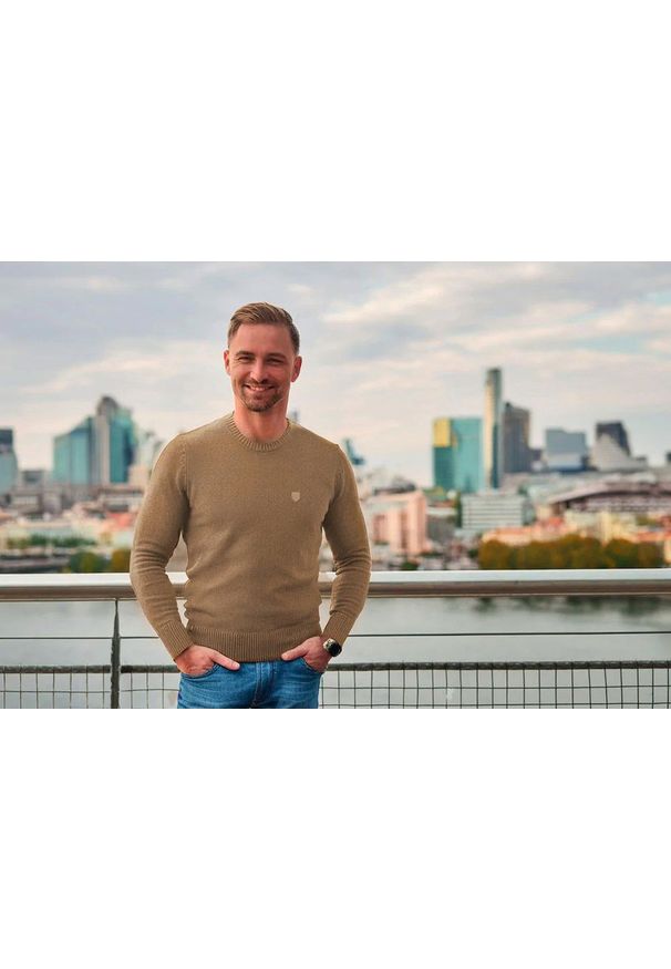 Klasyczny Wełniany Sweter, Okrągły Dekolt (U-Neck) - Pako Jeans - Beżowy. Okazja: na spotkanie biznesowe, do pracy. Kolor: beżowy, brązowy, wielokolorowy. Materiał: akryl, wełna. Styl: klasyczny
