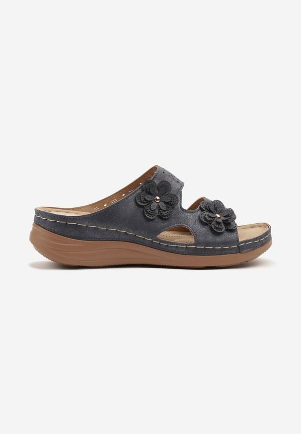 Born2be - Niebieskie Klapki na Koturnie z Ozdobnymi Kwiatkami 3D Reittrae. Okazja: na spacer. Kolor: niebieski. Materiał: jeans. Wzór: kwiaty. Sezon: wiosna, lato. Obcas: na koturnie