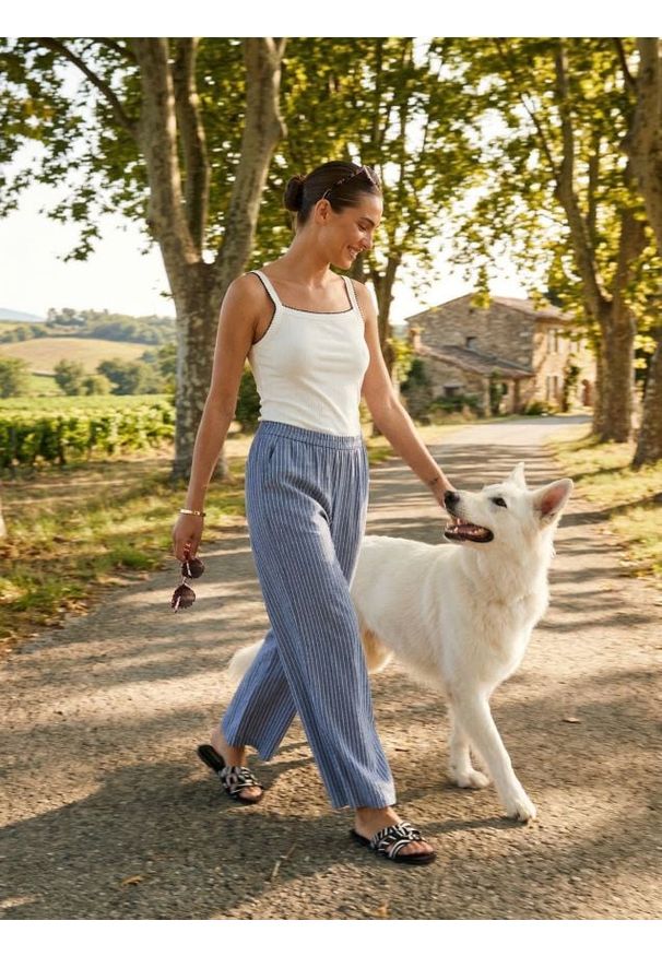 Sinsay - Spodnie wide leg z kieszeniami i domieszką wiskozy - granatowy. Kolor: niebieski. Materiał: wiskoza