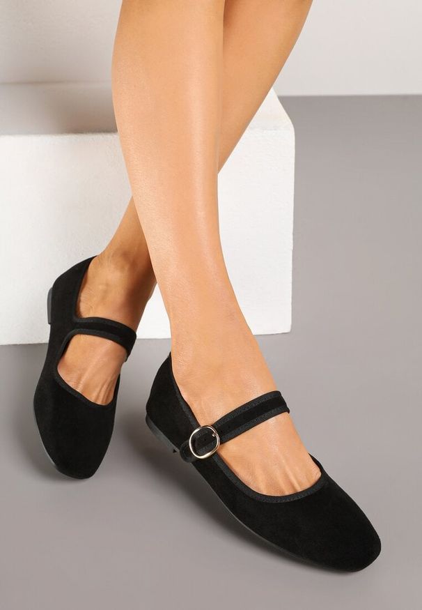 Renee - Czarne Balerinki w Stylu Mary Jane z Imitacji Zamszu Lisalira. Okazja: na co dzień, na spotkanie biznesowe, do pracy. Zapięcie: klamry. Kolor: czarny. Materiał: zamsz. Wzór: kwiaty. Obcas: na płaskiej podeszwie. Styl: casual, biznesowy, elegancki, klasyczny