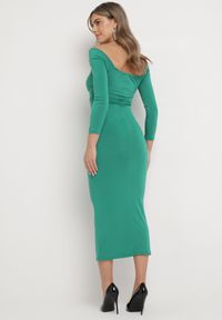 Born2be - Zielona Dopasowana Sukienka Midi z Odkrytymi Ramionami i Kopertowym Dekoltem Brisanna. Kolor: zielony. Typ sukienki: kopertowe, z odkrytymi ramionami. Długość: midi #6