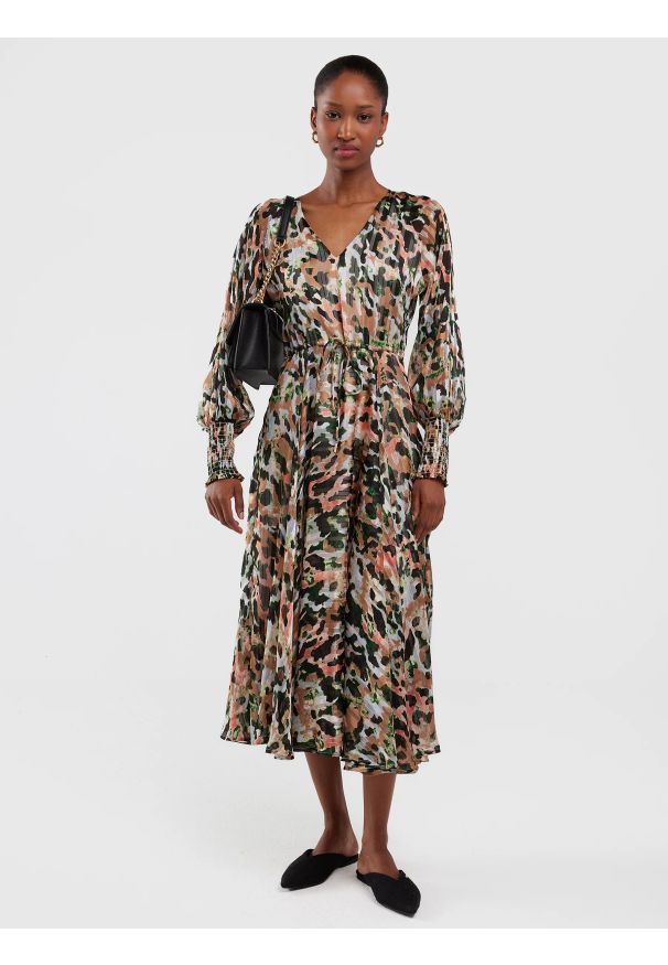 Big-Star - Sukienka damska z dekoltem v-neck z kolorowym nadrukiem Natela 000. Kolor: wielokolorowy. Materiał: wiskoza, tkanina. Wzór: kolorowy, nadruk. Typ sukienki: rozkloszowane, plisowane. Styl: klasyczny, elegancki