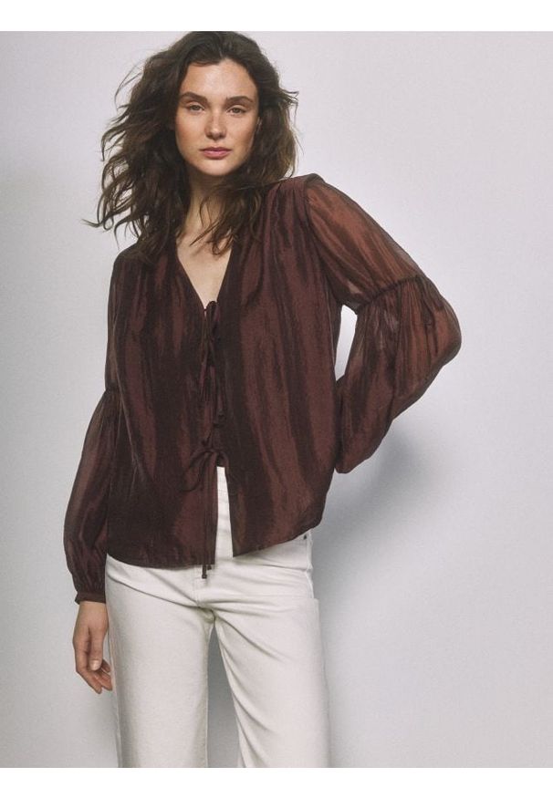 Reserved - Bluzka z ozdobnym wiązaniem - brązowy. Kolor: brązowy. Materiał: tkanina, wiskoza