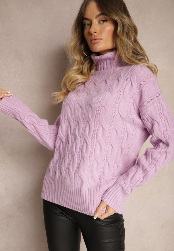 Renee - Fioletowy Golf z Imitacją Splotu ze Ściągaczami Giovarella. Okazja: na spotkanie biznesowe. Typ kołnierza: golf. Kolor: fioletowy. Materiał: jeans. Długość rękawa: długi rękaw. Długość: długie. Wzór: ze splotem. Styl: biznesowy, elegancki