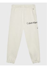 Calvin Klein Jeans Spodnie dresowe Disrupted Inst. Logo IU0IU00323 Beżowy Regular Fit. Kolor: beżowy. Materiał: bawełna