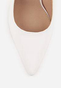 Renee - Białe Eleganckie Szpilki Slingback VICES z Wkładką ze Skóry Naturalnej Madede. Okazja: na randkę, na wesele, na ślub cywilny, na imprezę. Nosek buta: szpiczasty. Zapięcie: pasek. Kolor: biały. Materiał: skóra. Obcas: na szpilce. Styl: elegancki #8