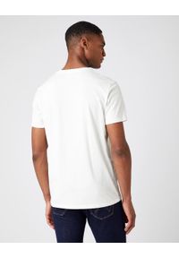 Wrangler - MĘSKI T-SHIRT WRANGLER RAINBOW OFF WHITE W7J9D3737