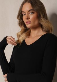 Renee - Czarny Sweter z Bawełną i Trójkątnym Dekoltem Eulinevia. Okazja: na co dzień, na spotkanie biznesowe. Kolor: czarny. Materiał: bawełna. Wzór: aplikacja. Styl: biznesowy, casual #4