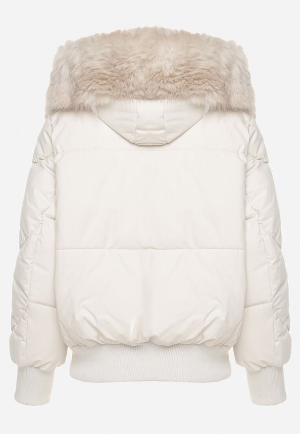 Born2be - Jasnobeżowa Pikowana Kurtka z Szerokimi Ściągaczami i Ozdobnym Futrem przy Kapturze Inandria. Okazja: na spotkanie biznesowe, do pracy, na co dzień. Kolor: beżowy. Materiał: futro. Długość rękawa: długi rękaw. Długość: długie. Styl: elegancki, casual, klasyczny, biznesowy