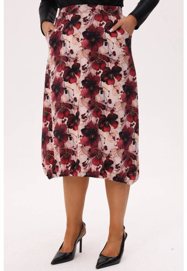 Moda Size Plus Iwanek - Wygodna i stylowa dresowa spódnica Karina - we wzór w magnolie PLUS SIZE XXL. Okazja: na spacer, na co dzień. Kolekcja: plus size. Materiał: dresówka. Długość: krótkie. Wzór: kwiaty. Styl: elegancki